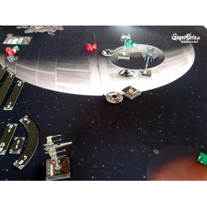 Figurki Imperium i Rebelii z gry X-wing na tle mapy Gwiazdy Śmierci